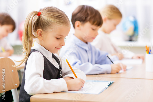 Fotografía Los alumnos están escribiendo en sus cuadernos