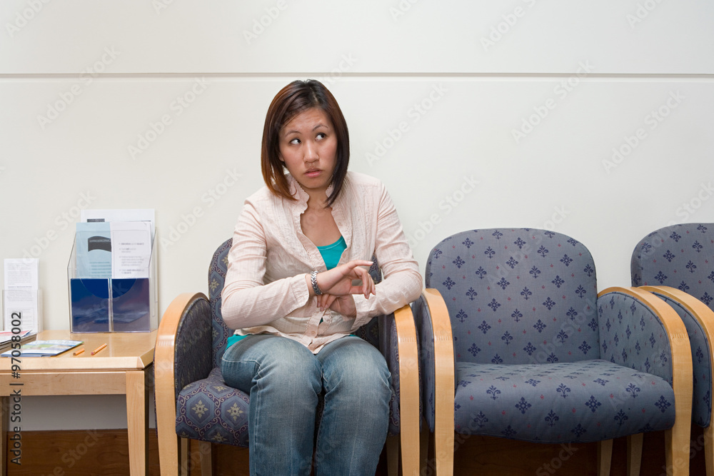 Woman In Hospital Waiting Room Foto Poster Wandbilder Bei