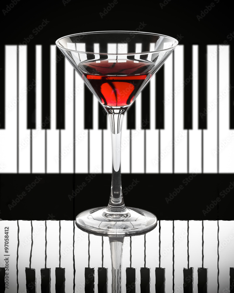 czerwone-wino-na-czarno-bialym-tle-fortepianu
