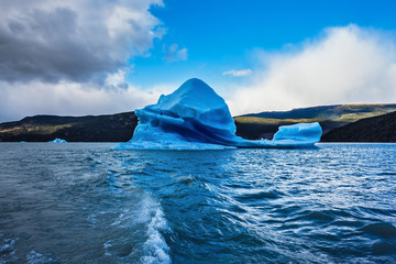 Poster - The huge icebergs  from coastal glacier