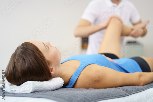 Fotomural Patientin wird von einem Therapeuten behandelt