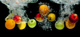 Fototapeta Łazienka - Owoce wpadające do wody