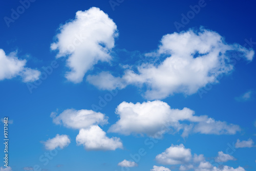 niebieskie-niebo-z-chmurami