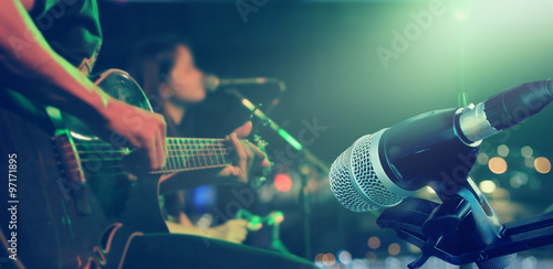 Zdjęcie XXL Gitarzysta na scenie z mikrofonem dla tła, miękkiej części i plamy pojęcia ,.
