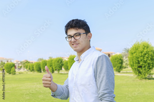 Fotografía Teenager with eyewear showing the thumb up,agreement.