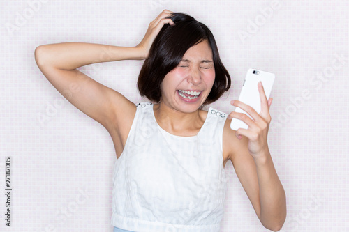 スマートフォンを見て爆笑する女性 Stock 写真 Adobe Stock