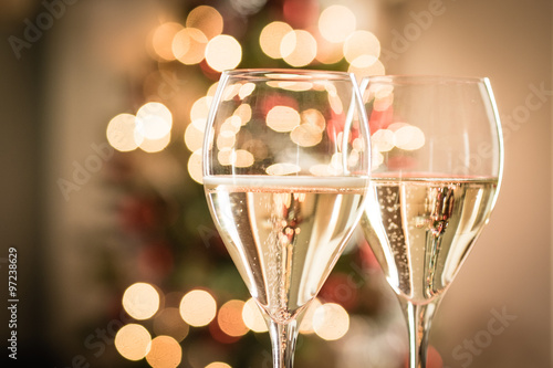 Fotografía Vasos de vino blanco espumoso para Navidad y año nuevo fiestas