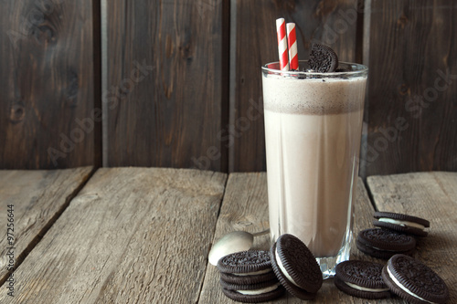 Fotografie, Obraz milkshake (chocolate smoothie) with cookies