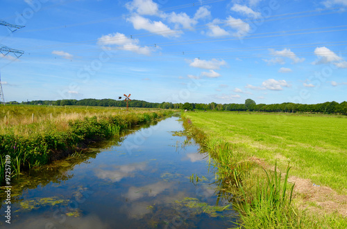 Cuadros en Lienzo Ditch and green polder landscape in summer in the Netherlands