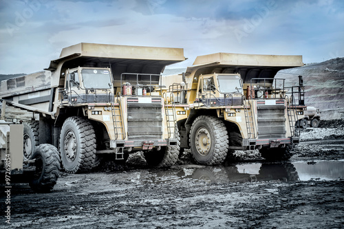 Zdjęcie XXL Wydobywanie węgla. Ciężarówka transportująca węgiel.