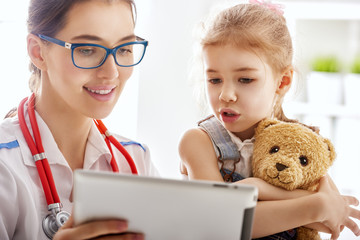 Canvas Print - doctor examining a child