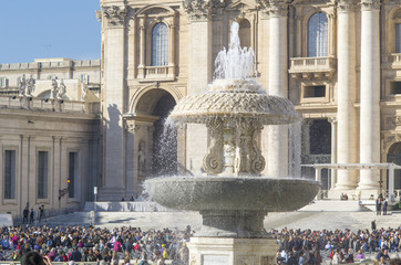 folla di pellegrini all'ingresso della Basilica di San Pietro a Roma