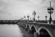 Pont de pierre de Bordeaux en noir et blanc