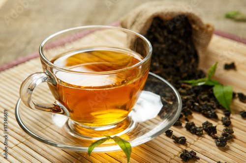 Nowoczesny obraz na płótnie Tea and leaves tea on bamboo placemat