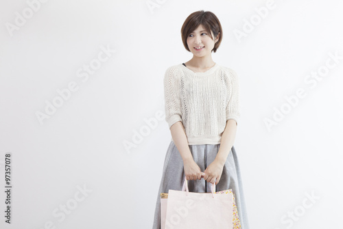 紙袋を持つ若い女性 Buy This Stock Photo And Explore Similar Images At Adobe Stock Adobe Stock