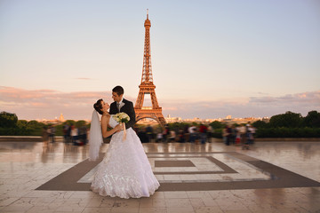 Wall Mural - Wedding couple. Bride and groom in front of Eiffel Tower in Paris