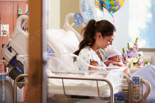 Fotografía Mother With New Born Baby In Post Natal Department