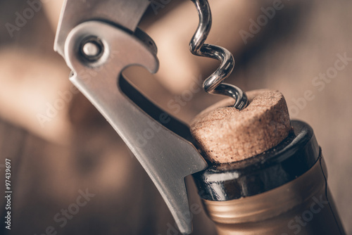 Cuadros en Lienzo Tornillo del corcho y el vino bottleOpening una botella de vino con un sacacorch