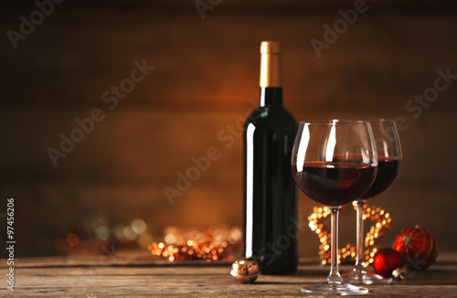 Dekoracja na wymiar  czerwone-wino-i-ozdoby-swiateczne-na-drewnianym-stole-na-drewnianym-tle