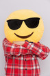 © Lola Fdez. Nogales - Niño con smile con gafas.