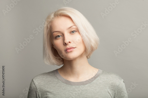 Photographie close up portrait of young beautiful blonde woman on gray background