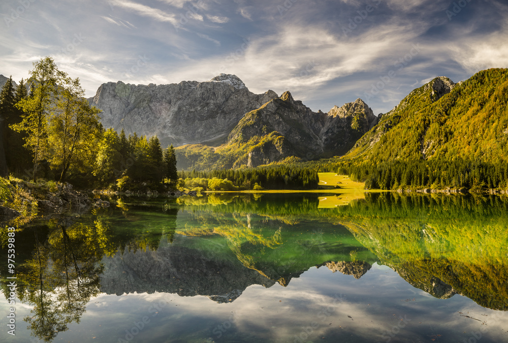 Obraz na płótnie jezioro górskie w Alpach Julijskich w salonie