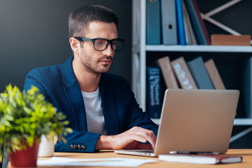 Canvas Print - Businessman at work. 