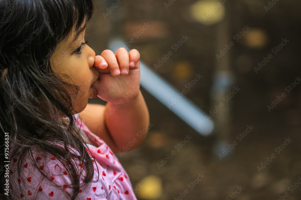 指しゃぶりをする女の子 の Stock フォト | Adobe Stock