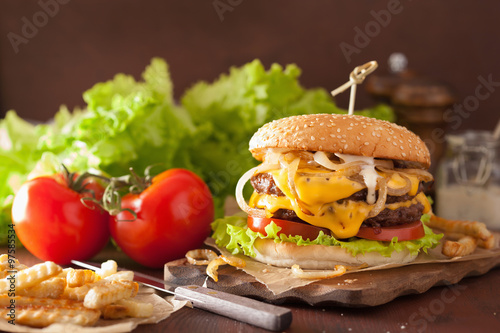 Naklejka samoprzylepna Podwójny cheeseburger z cebulką pomidorową