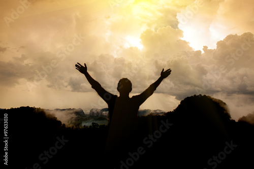 Fotografía El hombre gracias a Dios