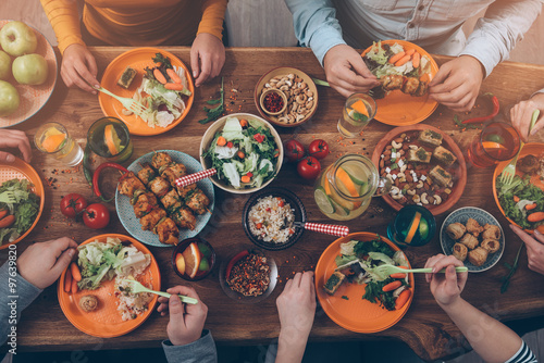 Fotografía Disfruta de una cena con los amigos.
