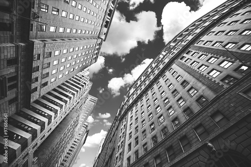 Plakat na papierze fotorealistycznym Czarno-białe zdjęcie budynków w manhattan, nyc.