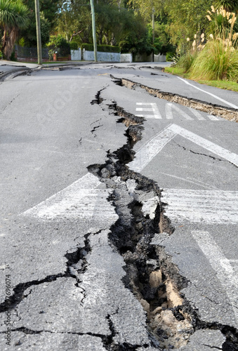 Plakat Ogromne pęknięcia na drodze spowodowane przez niszczycielskie trzęsienie ziemi w Christchurch w Nowej Zelandii.