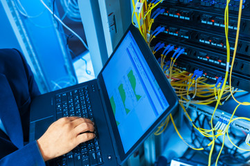 computer engineering find and trobleshoot core switch in data center room