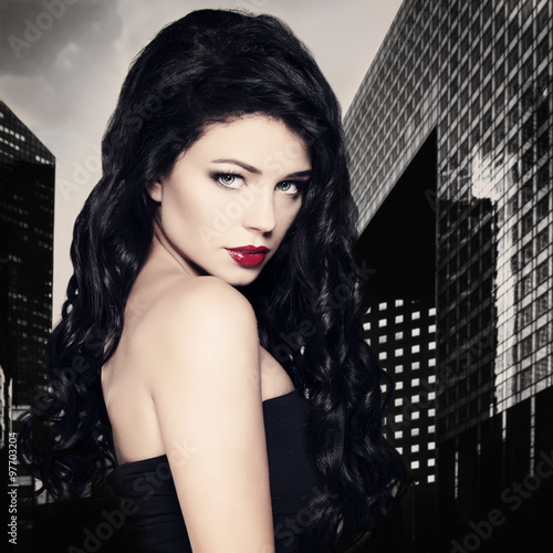 Naklejka nad blat kuchenny Fashion Brunette Woman with Long Black Curly Hairstyle on City B