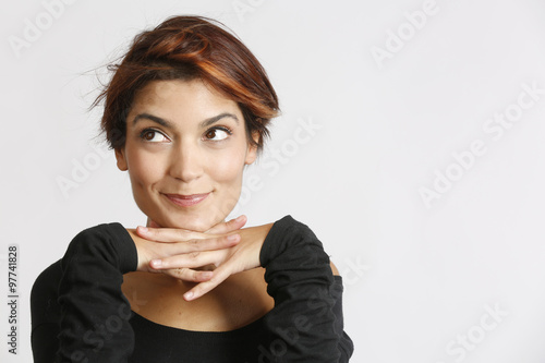 Fotografie, Obraz Bellissima ragazza con sguardo sbarazzino incroci le mani sotto il mento