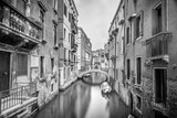 Fototapeta Londyn - Narrow canal in Venice