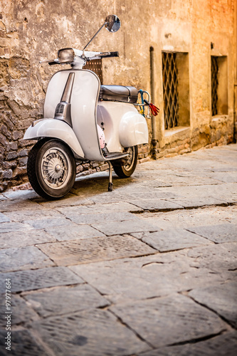 Fotografía Vespa italiana en sucio callejón, del estado de ánimo de la vendimia