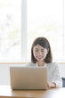 © west_photo - パソコンと女性