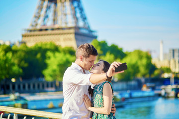 Wall Mural - Young romantic couple spending their vacation in Paris