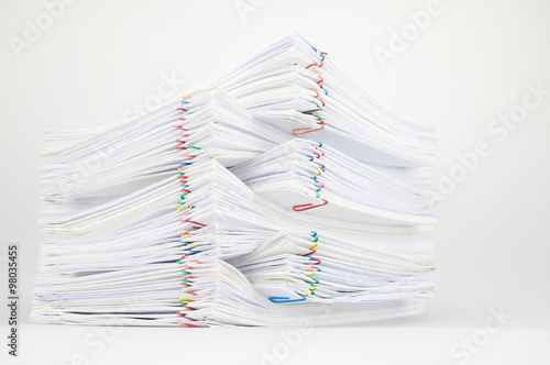 Fotografía La pila de documento con el clip de papel de colores
