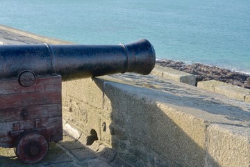 canon pointé vers le large a st malo