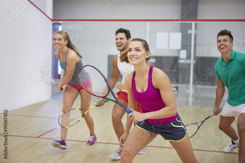 Obrazy squash  czule-przyjaciolki-podczas-gry-w-squasha