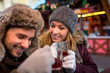 Paar Frau Mann hat Spaß auf dem Weihnachtsmarkt sieht sich verliebt an und lacht