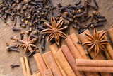 laski cynamonu, gwiazdki anyżu i goździki na drewnianym blacie
