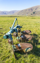 vecchi attrezzi agricoli ai piedi del monte Vettore in Italia