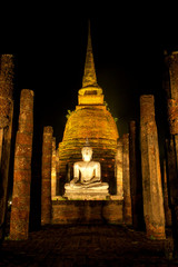 An ancient temple called Wat (temple) Sa Si was built about 700 years ago. The temple is part of the Sukhothai Historical Park, which is now a World Heritage site.