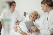 © Westend61 - Senior woman in hospital talking to doctor and nurse