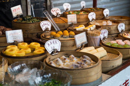 Desserts asiatiques orientaux vendus au marché de nuit de la rue en Chine Poster Mural XXL