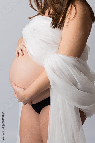 Fotografía Mujer embarazada con tu, tocándose la tripa.